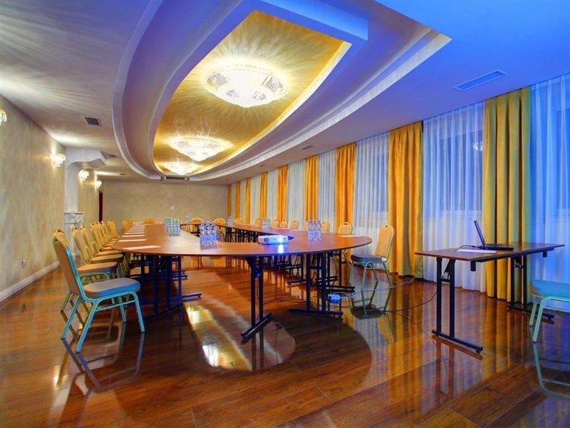 Hotel Holiday Park Hotell 3*