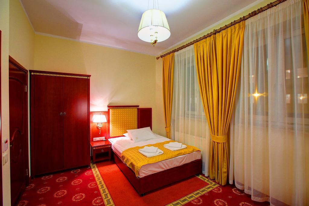 Hotel Holiday Park Hotell 3*